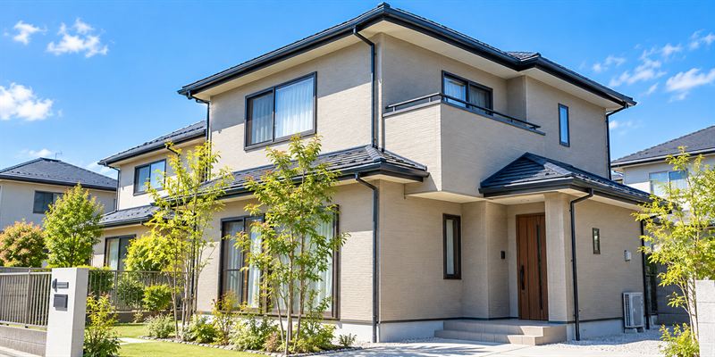 塗り替え後の2階建て住宅